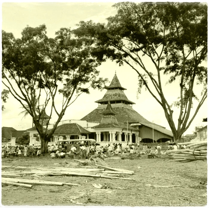 Masjid Agung Bandung: Pusat Spiritual yang Menggerakkan Roda Ekonomi Kota Kembang